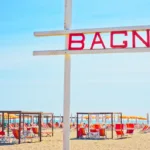 Concessioni balneari: stabilimento balneare con insegna Bagno, sdraio e ombrelloni sulla spiaggia
