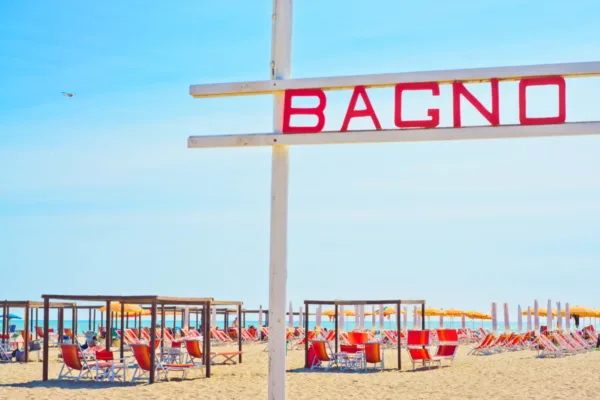 Concessioni balneari: stabilimento balneare con insegna Bagno, sdraio e ombrelloni sulla spiaggia